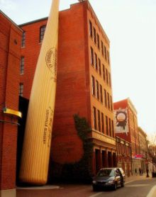 giant bat outside of the Louisville Slugger museum